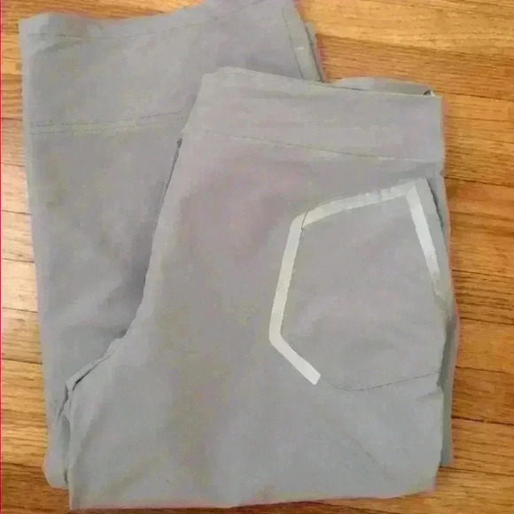 Izod golf capris with reflector pockets - Picture 4 of 7